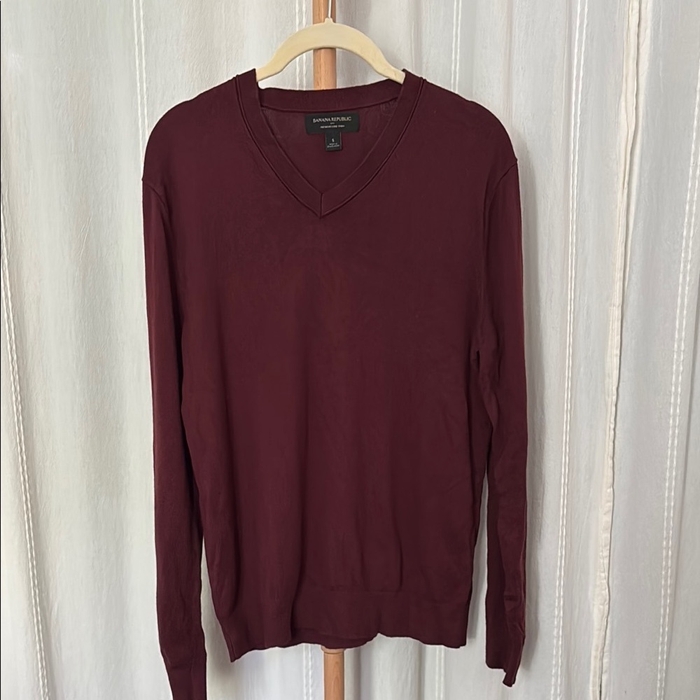 Banana Republic Men's Burgundy Sweater - size S